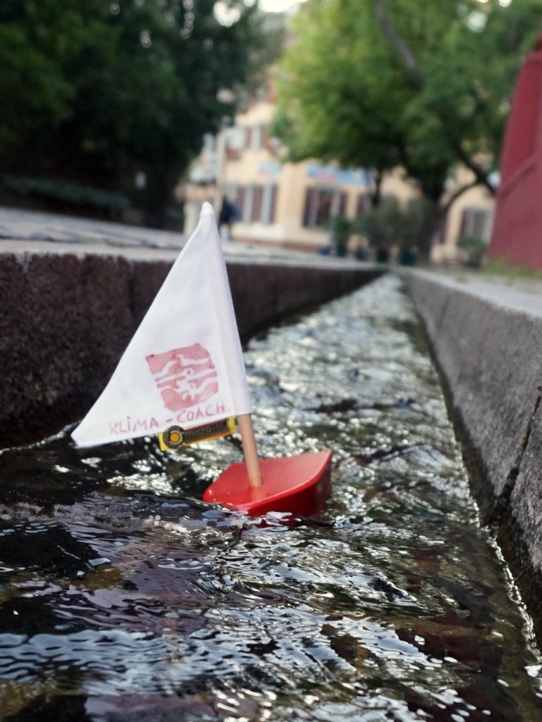 Spielzeugboot im Kanal
