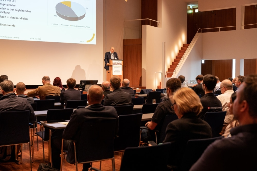 Prof. Dr. Jürgen Rühe eröffnete die Clusterkonferenz und hielt anschließend einen Vortrag zu „Lebenden Materialsystemen“. Quelle: microTEC Südwest e.V.